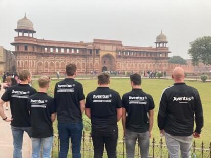 Aventus-studenten staan op een rij en kijken naar het Agra Fort in India