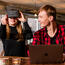 2 studenten man vrouw laptop en VR bril