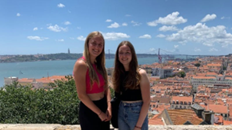 Studente Marketing en Communicatie staat op een uitkijkpunt in Lissabon