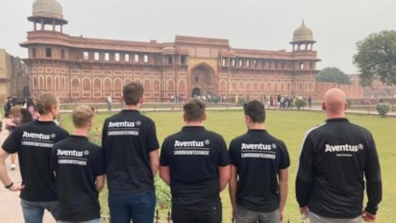 Aventus-studenten staan op een rij en kijken naar het Agra Fort in India