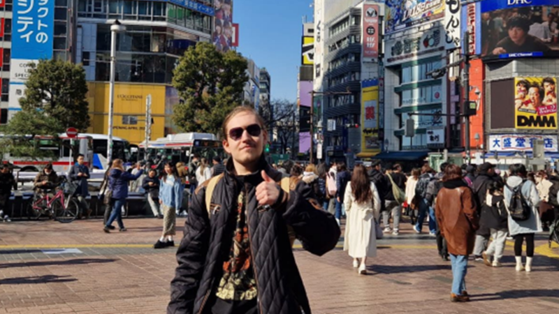 Max van Maasakker (21) geeft een thumbs up in Tokio