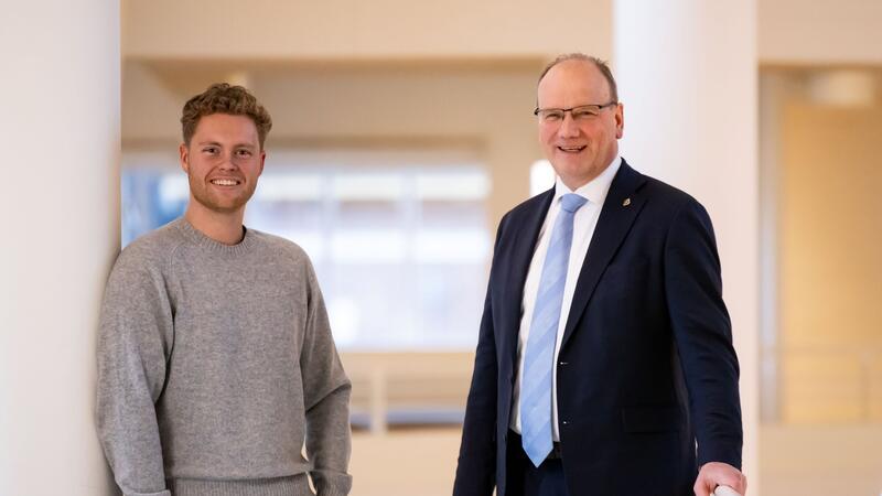 Burgemeester Ton Heerts van de gemeente Apeldoorn en de mbo-ambassadeur 2024 en Aventus-student Niels Versteeg