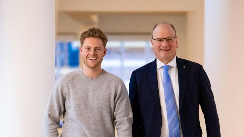 Burgemeester Ton Heerts van de gemeente Apeldoorn en de mbo-ambassadeur 2024 en Aventus-student Niels Versteeg