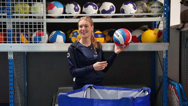 sport en bewegen, dame met bal in haar hand