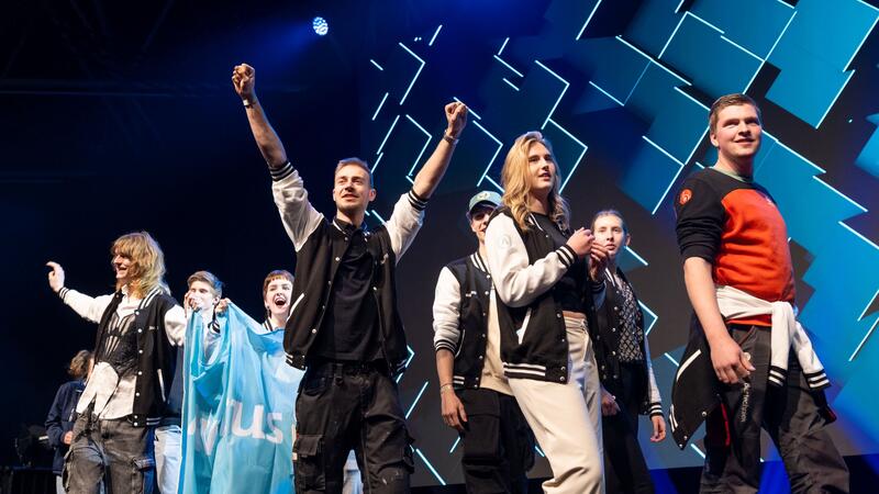 Juichende mbo-studenten op het podium tijdens Skills the Finals