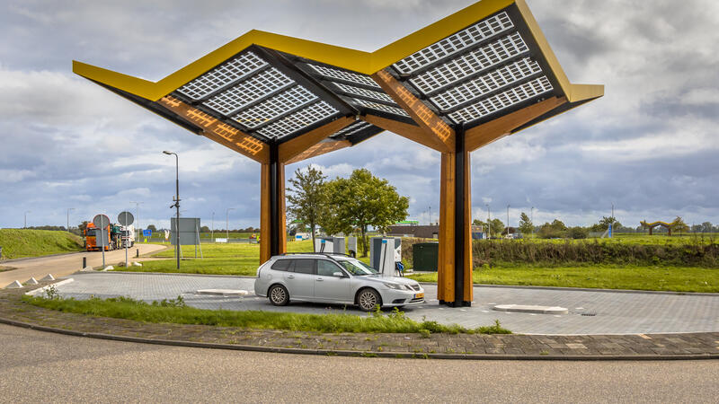 Een auto staat aan een laadpaal