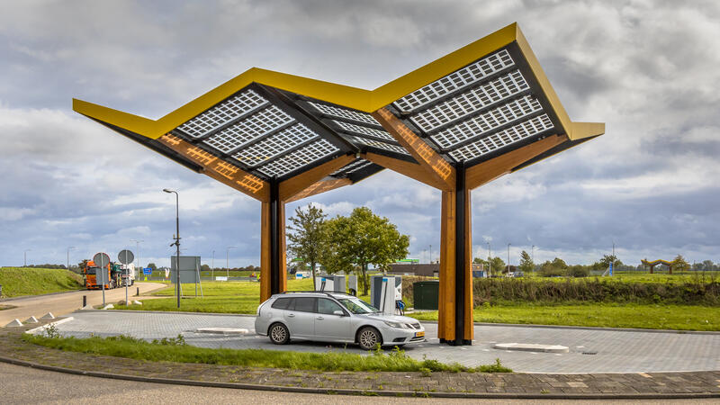 Een auto staat aan een laadpaal