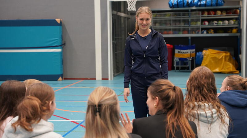 student voor de groep met andere studenten