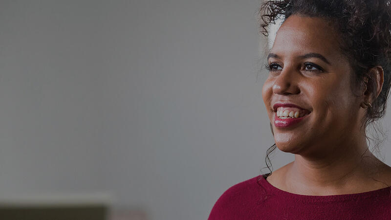 Een dame kijkt vrolijk de wereld in