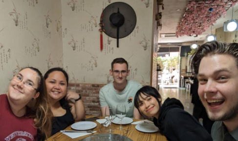 ICT-studenten van Aventus hebben plezier met leeftijdsgenoten in een restaurant in Barcelona