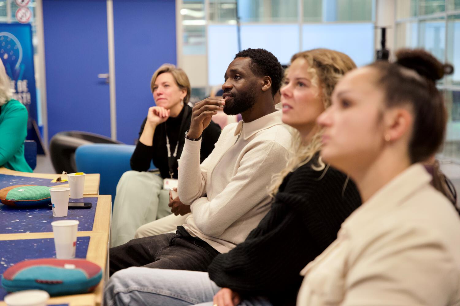 Medewerkers van de gemeente Apeldoorn bekijken aandacht de presentatie over de VR-game Reaction