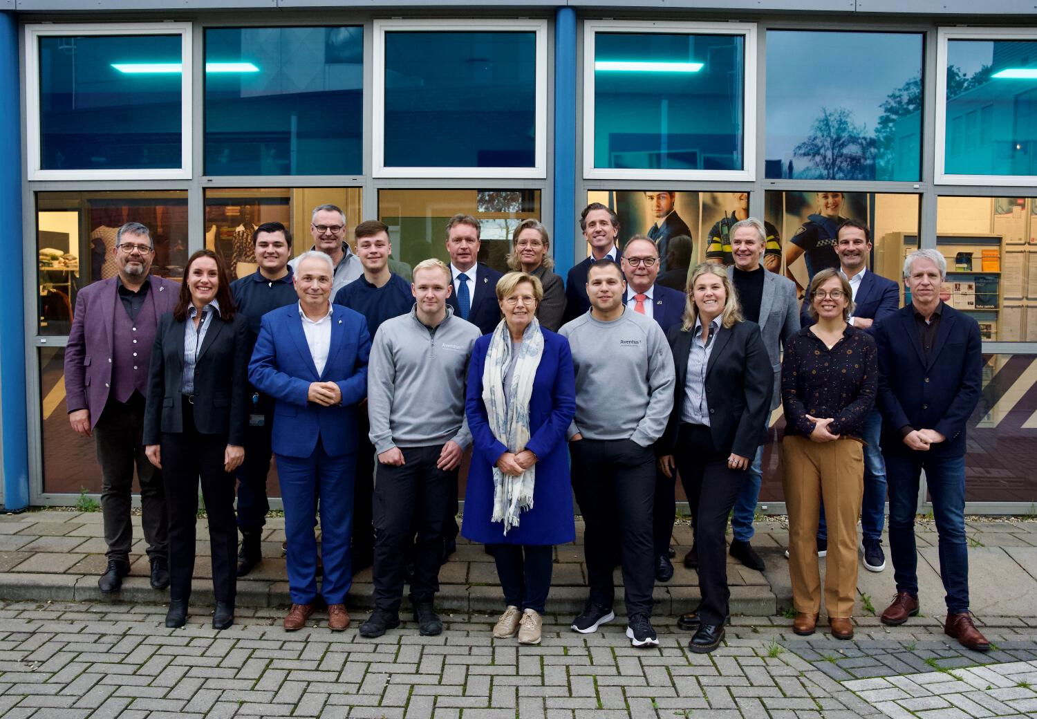 De wethouders van Apeldoorn staan met z'n allen voor de Aventus-locatie Musschenbroekstraat