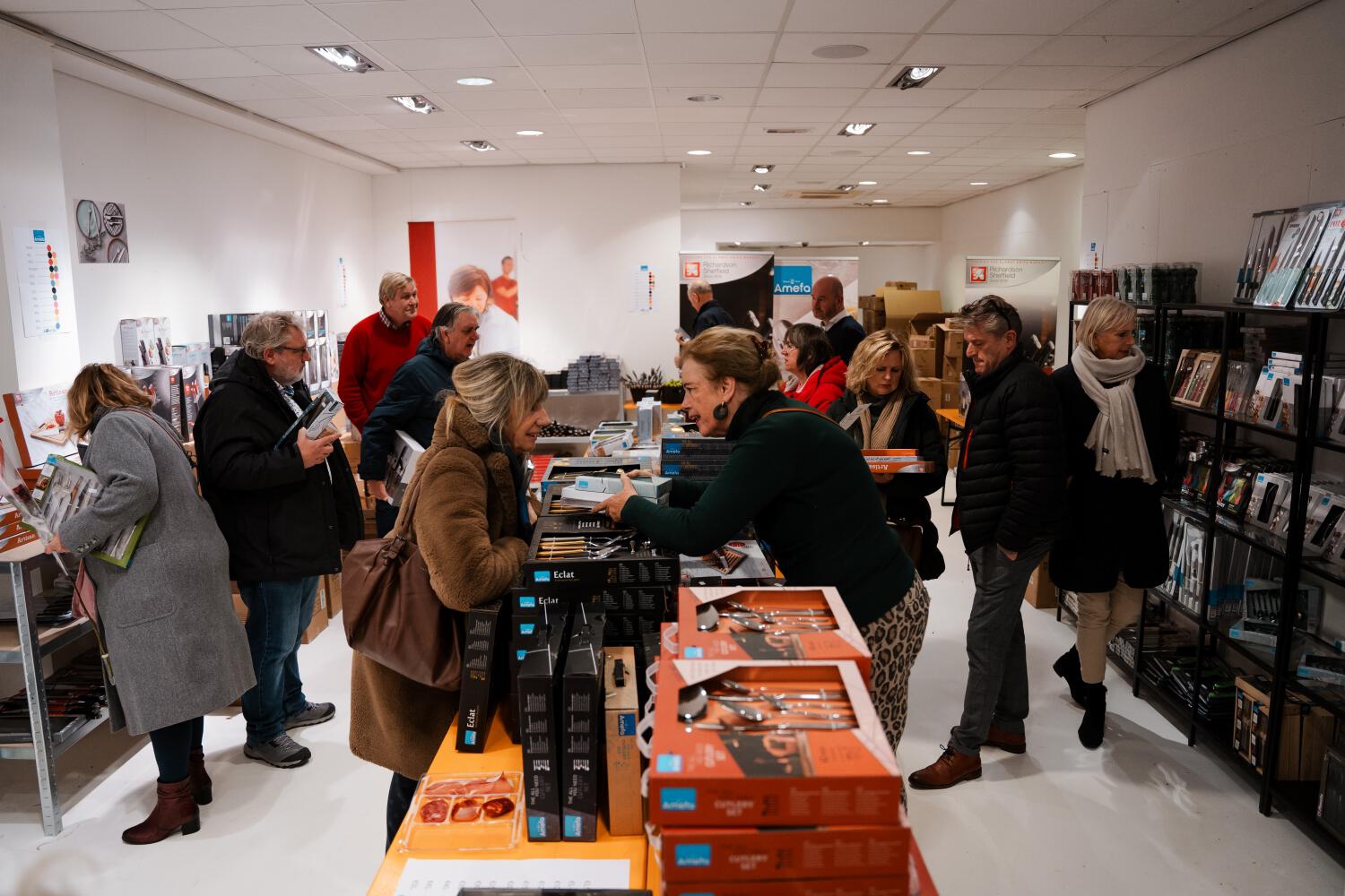 Er staan een flink aantal mensen in de winkel