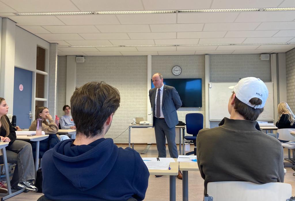 Studenten luisteren naar de les van de burgemeester van Apeldoorn