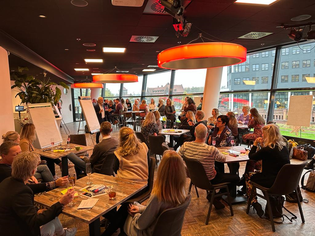 Mensen luisteren naar de presentatie in het theatercafé van de Deventer Schouwburg