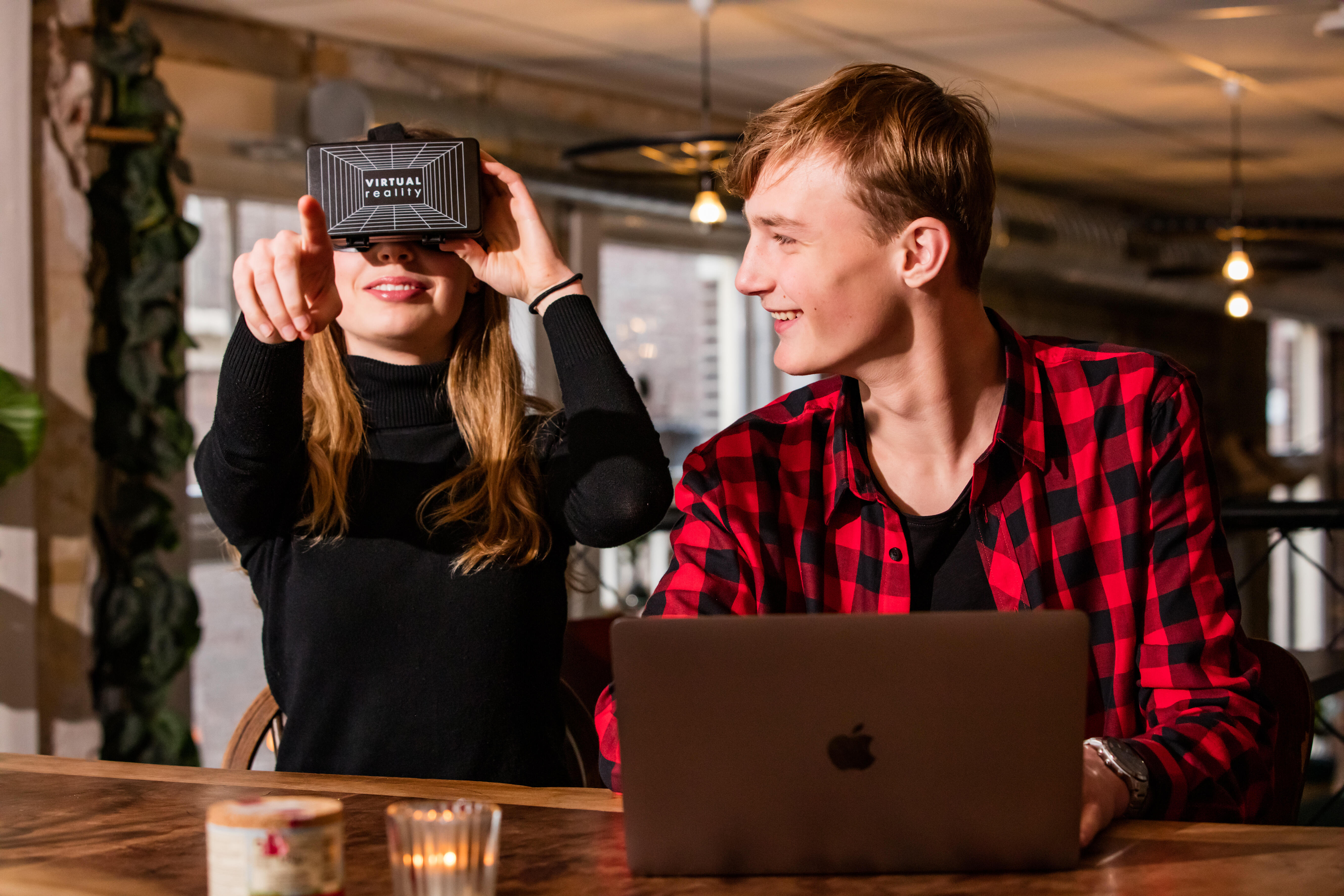 2 studenten man vrouw laptop en VR bril