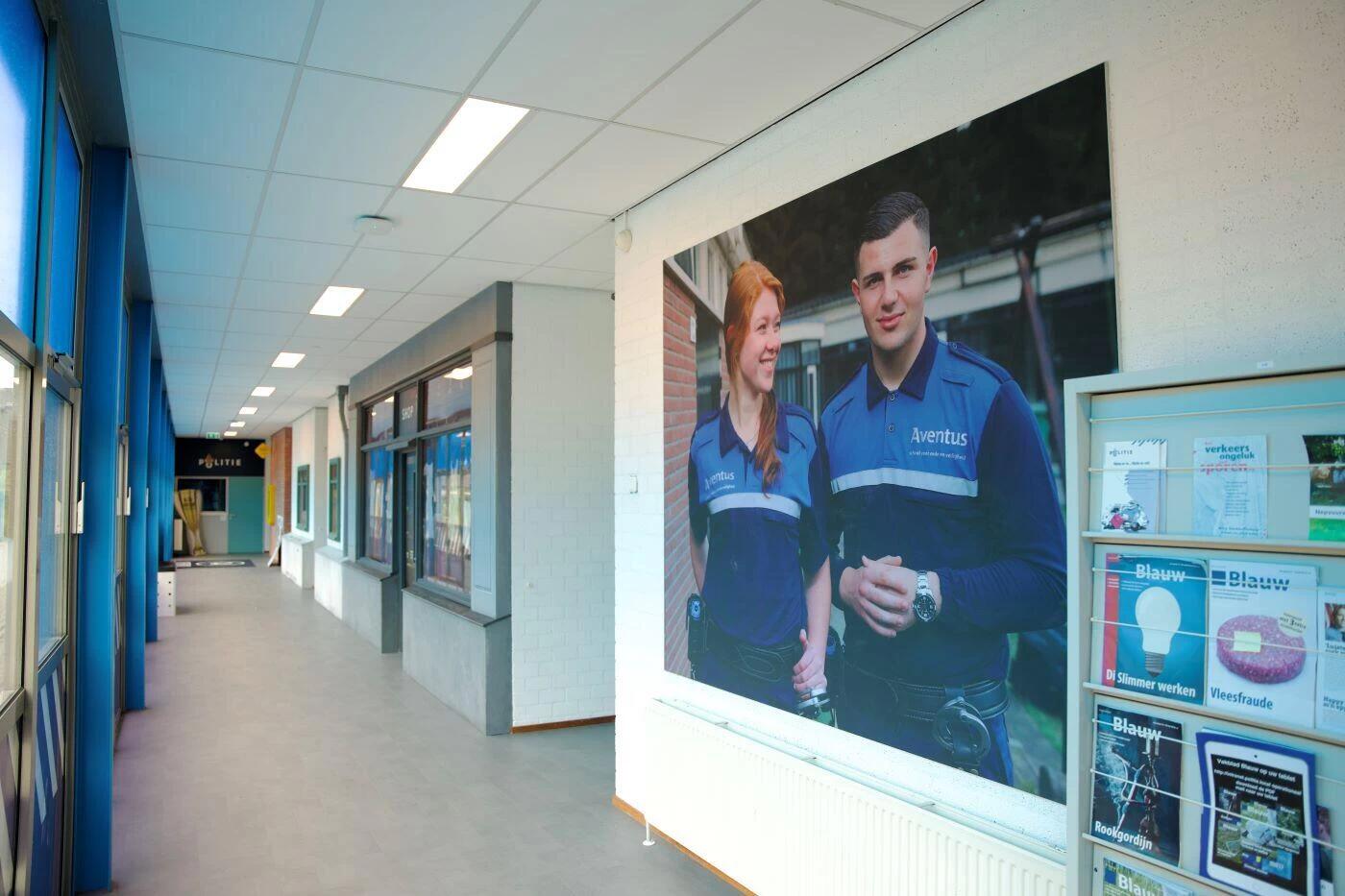 Een gangpad in de locatie Musschenbroekstaat met aankleding aan de wand van de richting Veiligheid
