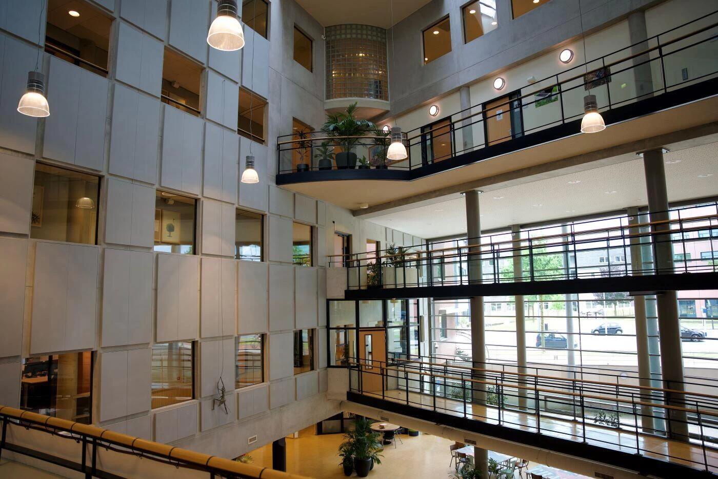 Een doorkijk langs de trappen in de centrale hal van de locatie Snipperlingsdijk in Deventer