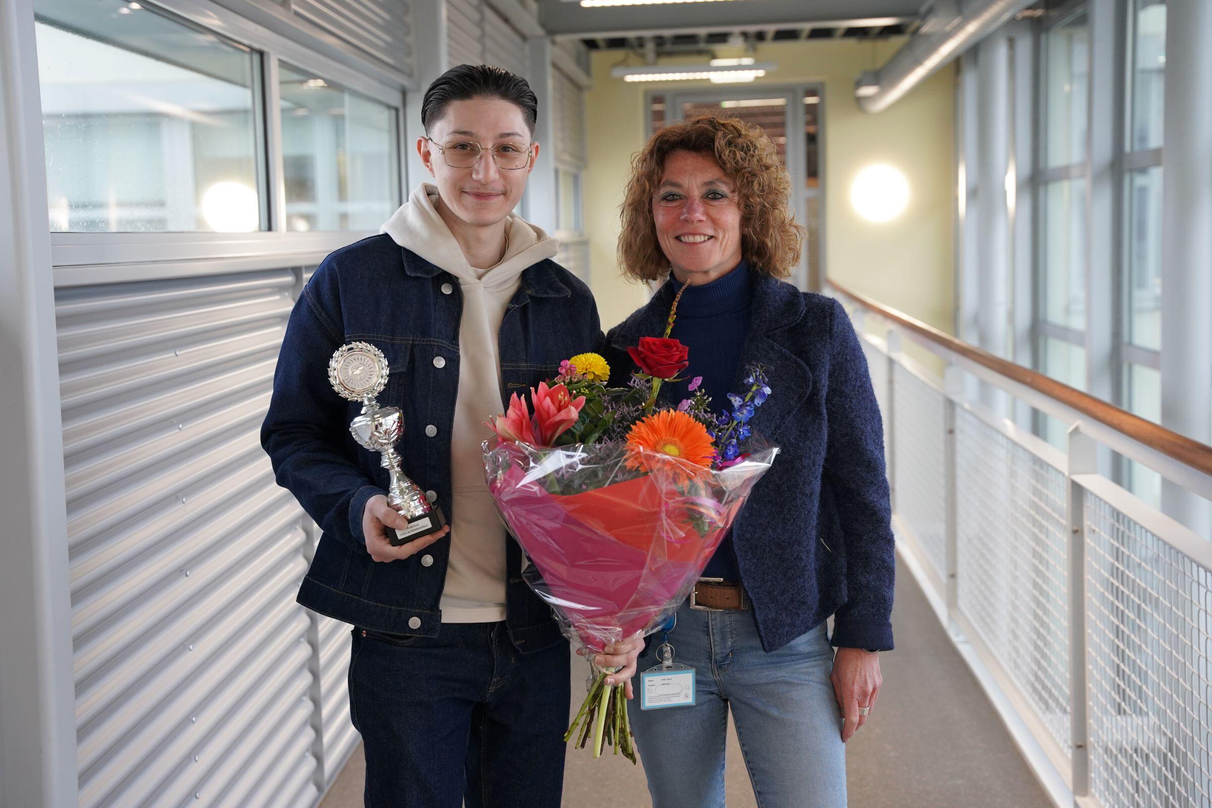 Aventus Mbo-ambassadeur Khoubayb Nasab met Jolien Albers