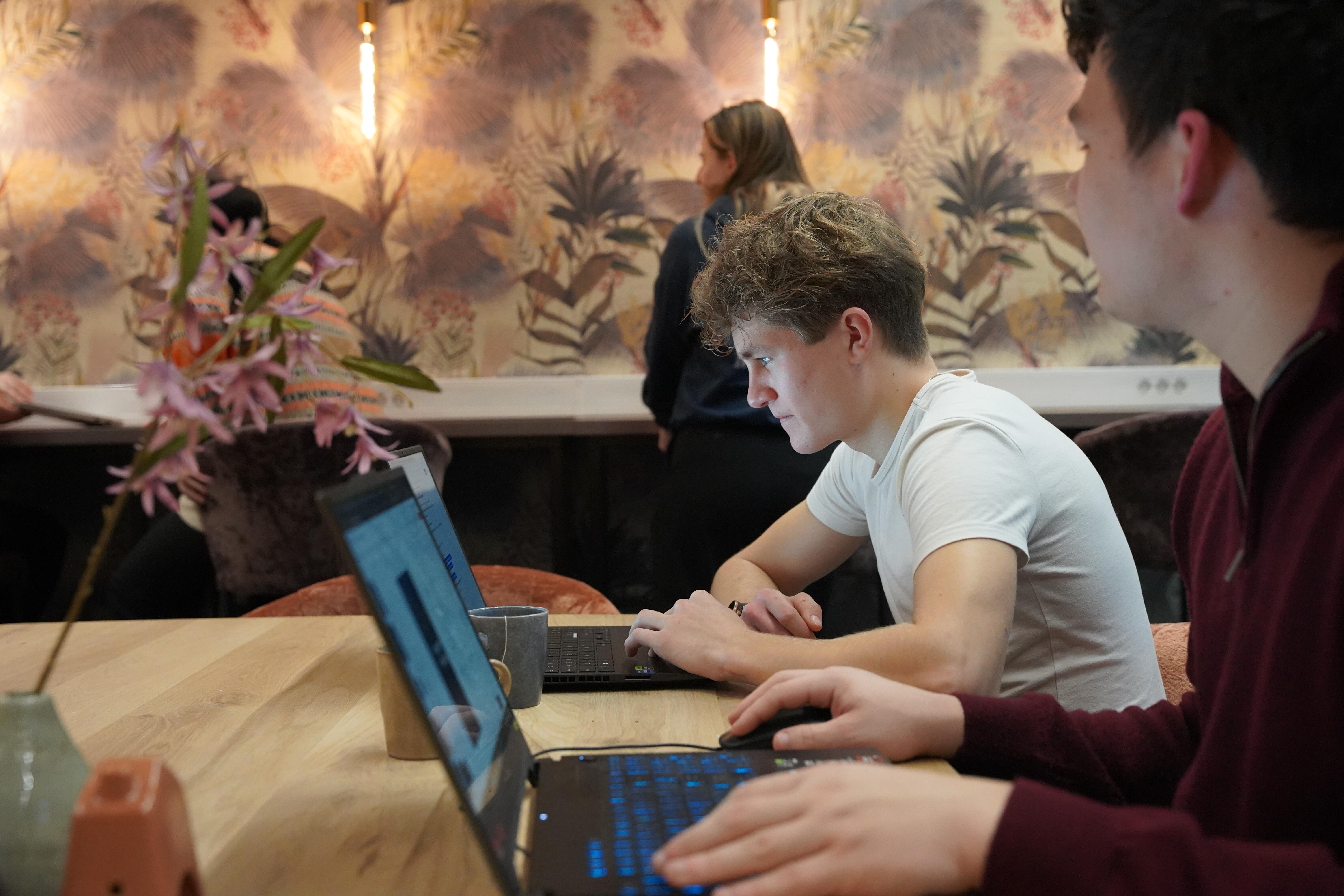 SPEES: Studenten studeren aan een tafel met hun laptops