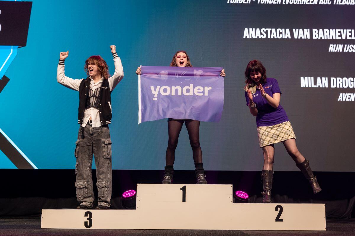 Milan Droger, student Fashion Design bij Aventus, staat op het podium tijdens Skills the Finals vanwege zijn bronzen medaille.