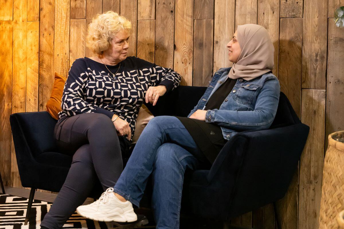 NT2-docent Gea en studente Salam voeren een gesprek