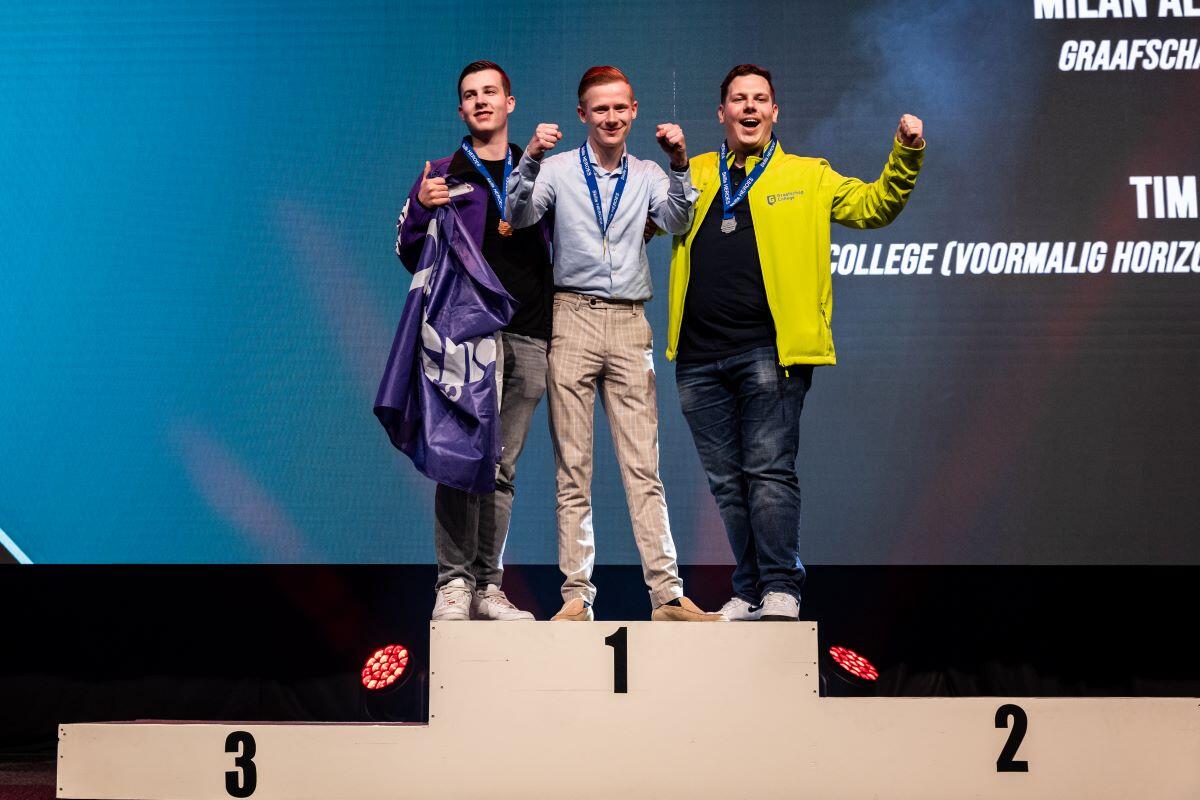 Mees Froom, student ICT-beheerder bij Aventus staat op het podium tijdens Skills the Finals vanwege zijn gouden medaille.