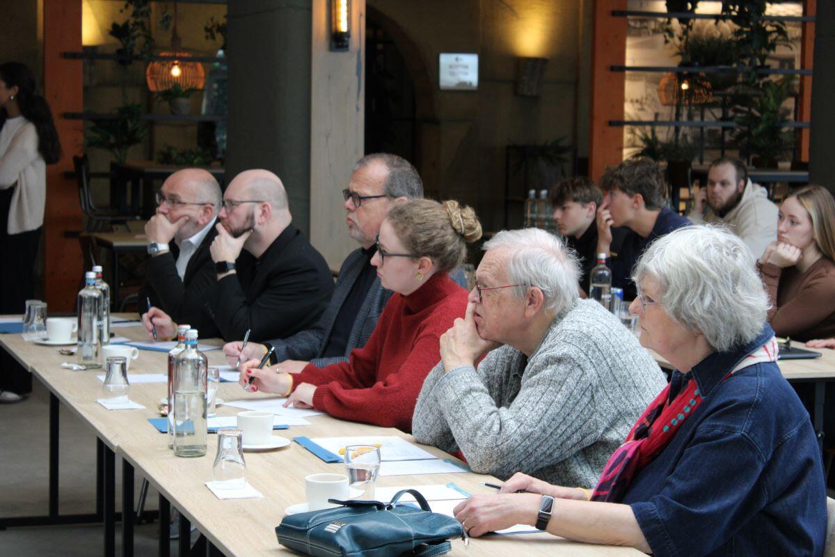 de jury beoordeelt de verkoopkwaliteiten van Gerben Groeneveld