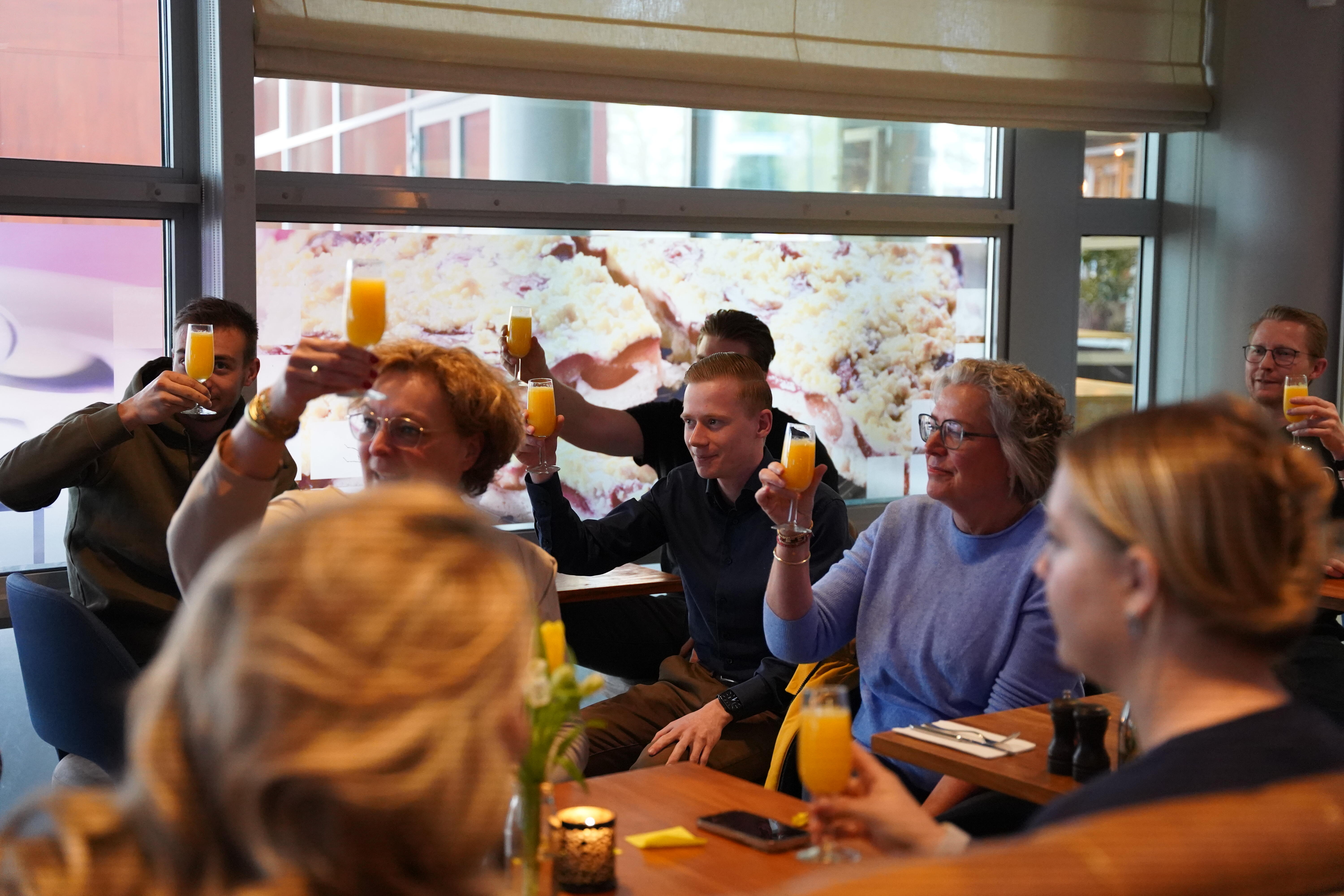 Skills huldiging, bezoekers proosten met sinaasappelsap