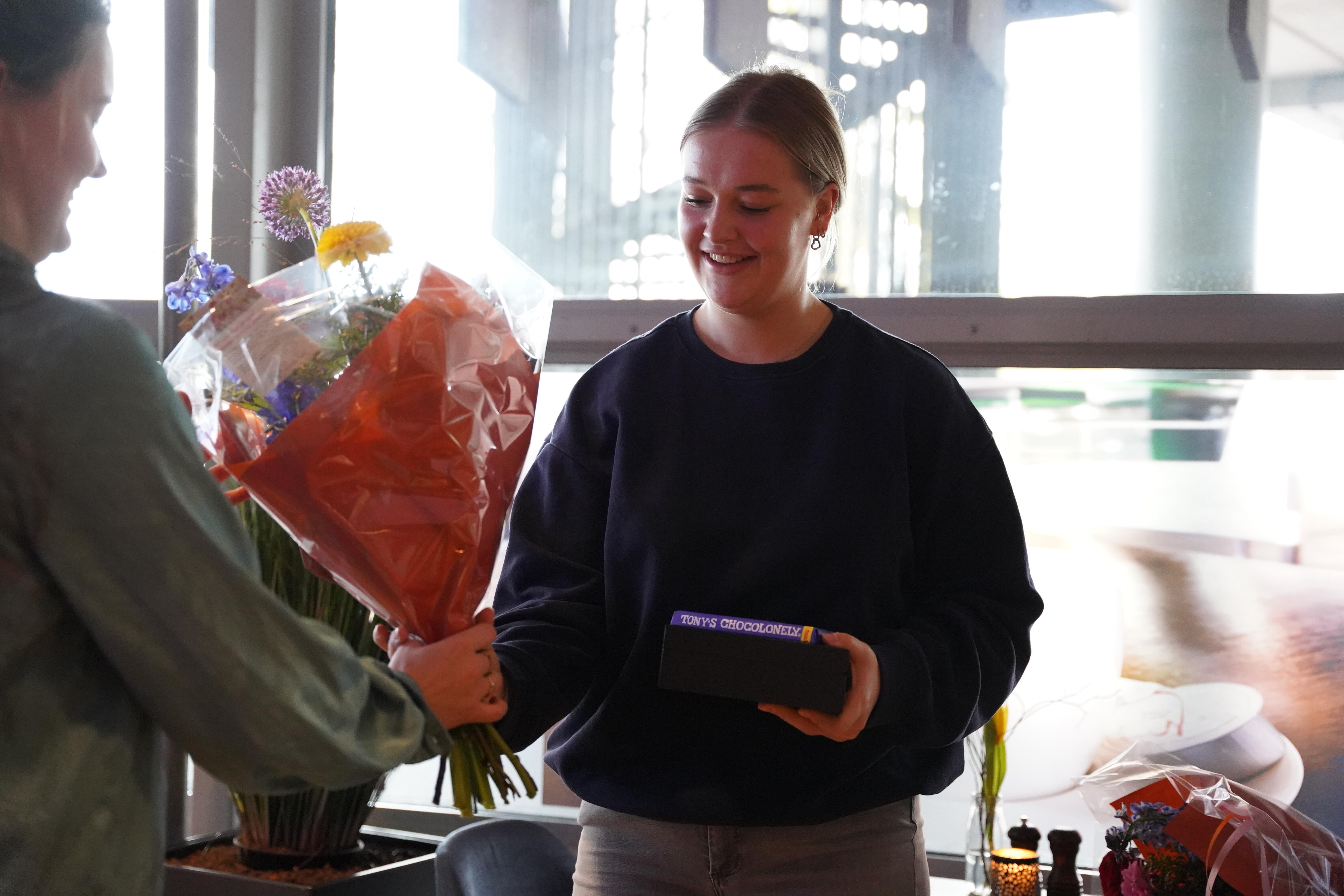Skills huldiging, student ontvangt bloemen