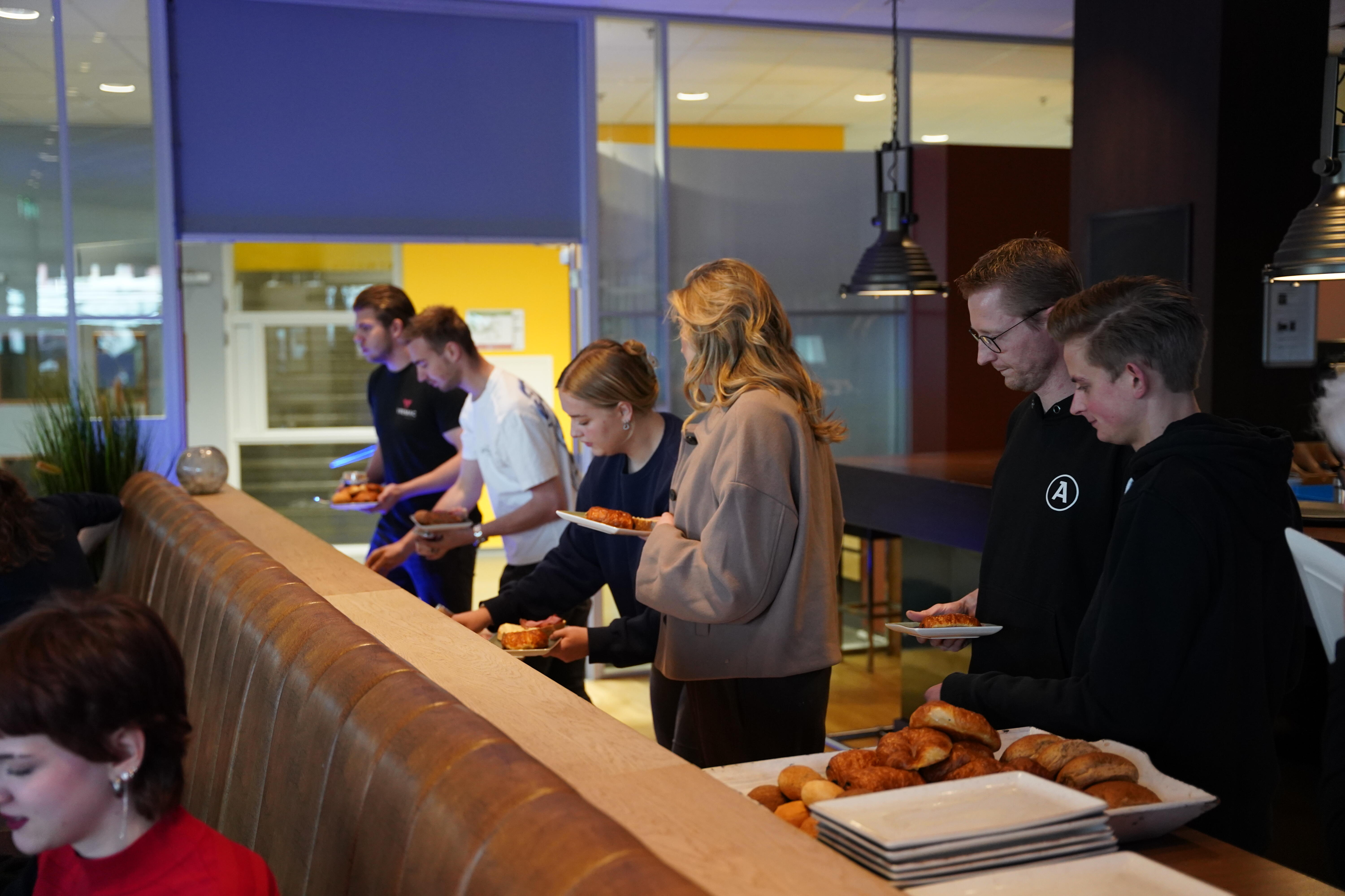 Skills huldiging, studenten halen ontbijt op doormiddel van een buffet