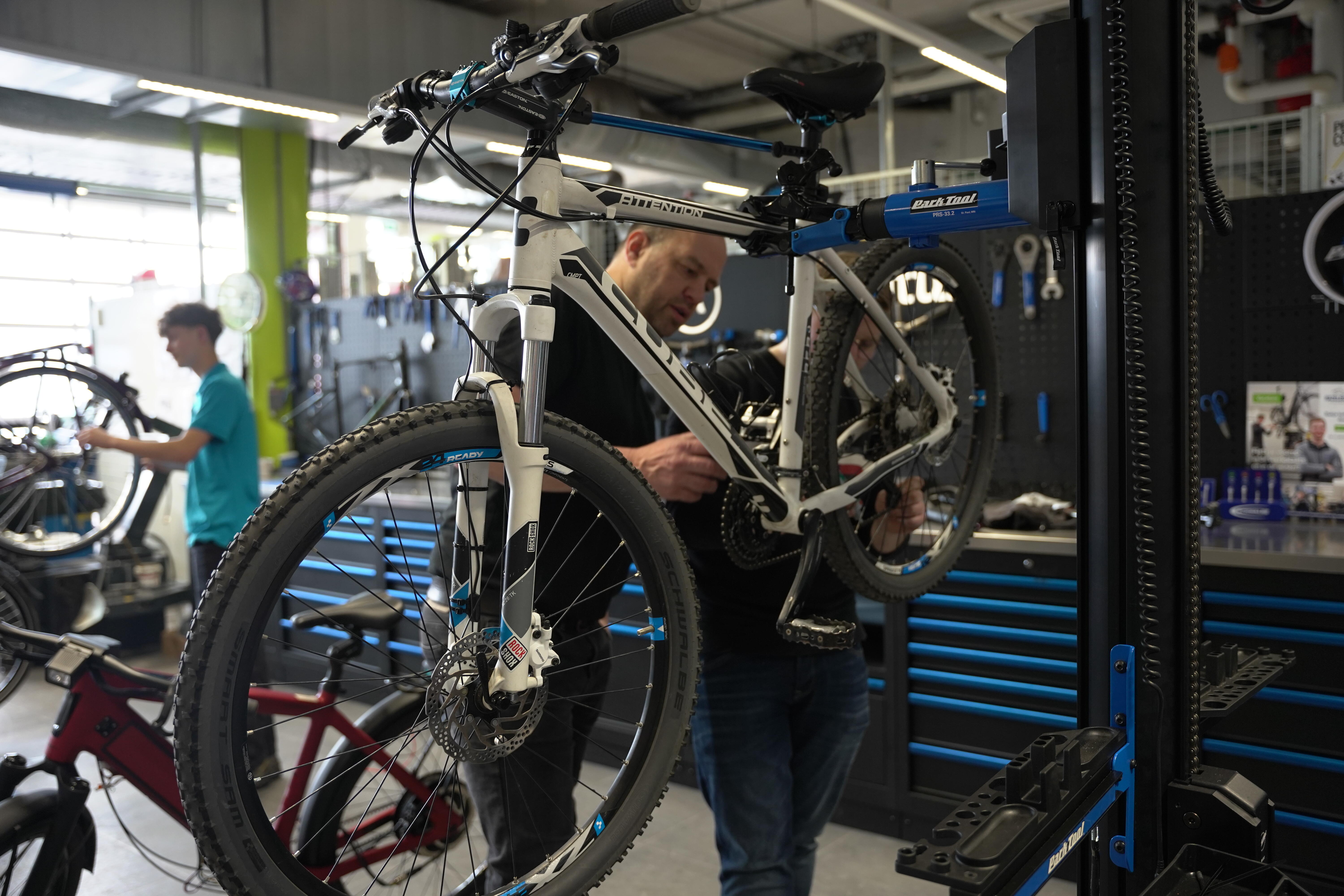 Docenten en studenten in praktijklokaal