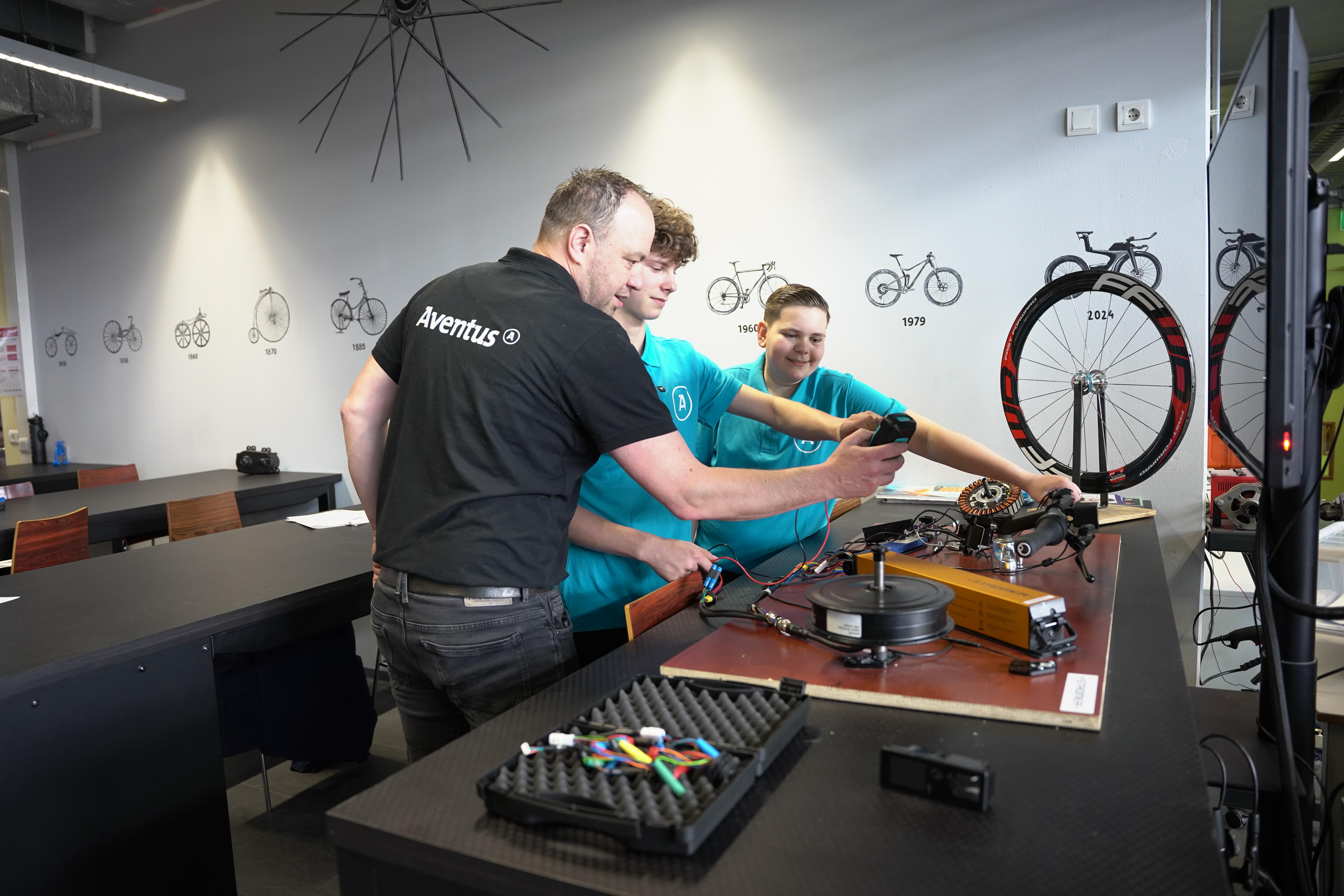 Studenten krijgen uitleg van docent - Fietstechniek