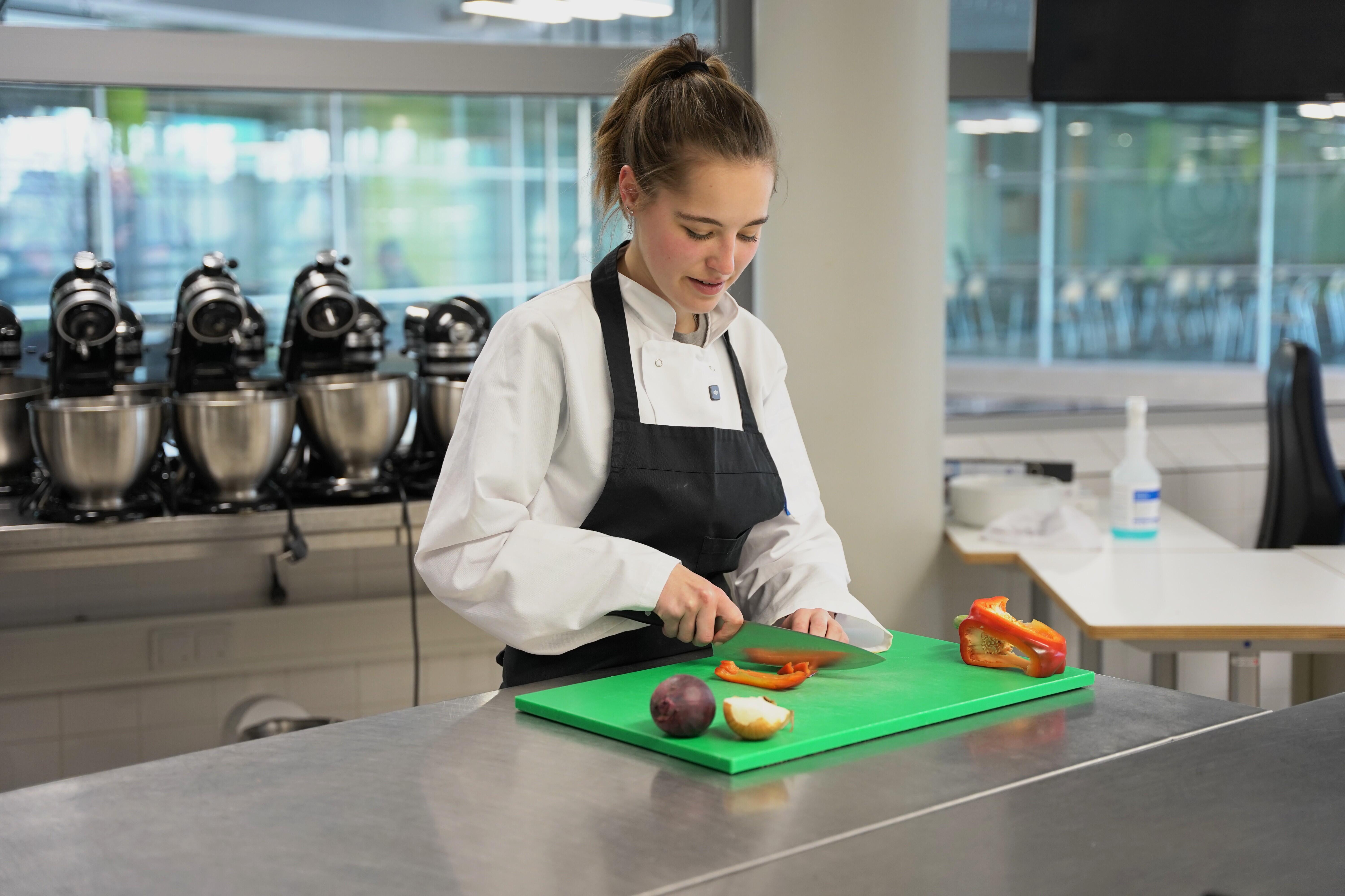 Student die aan het koken is