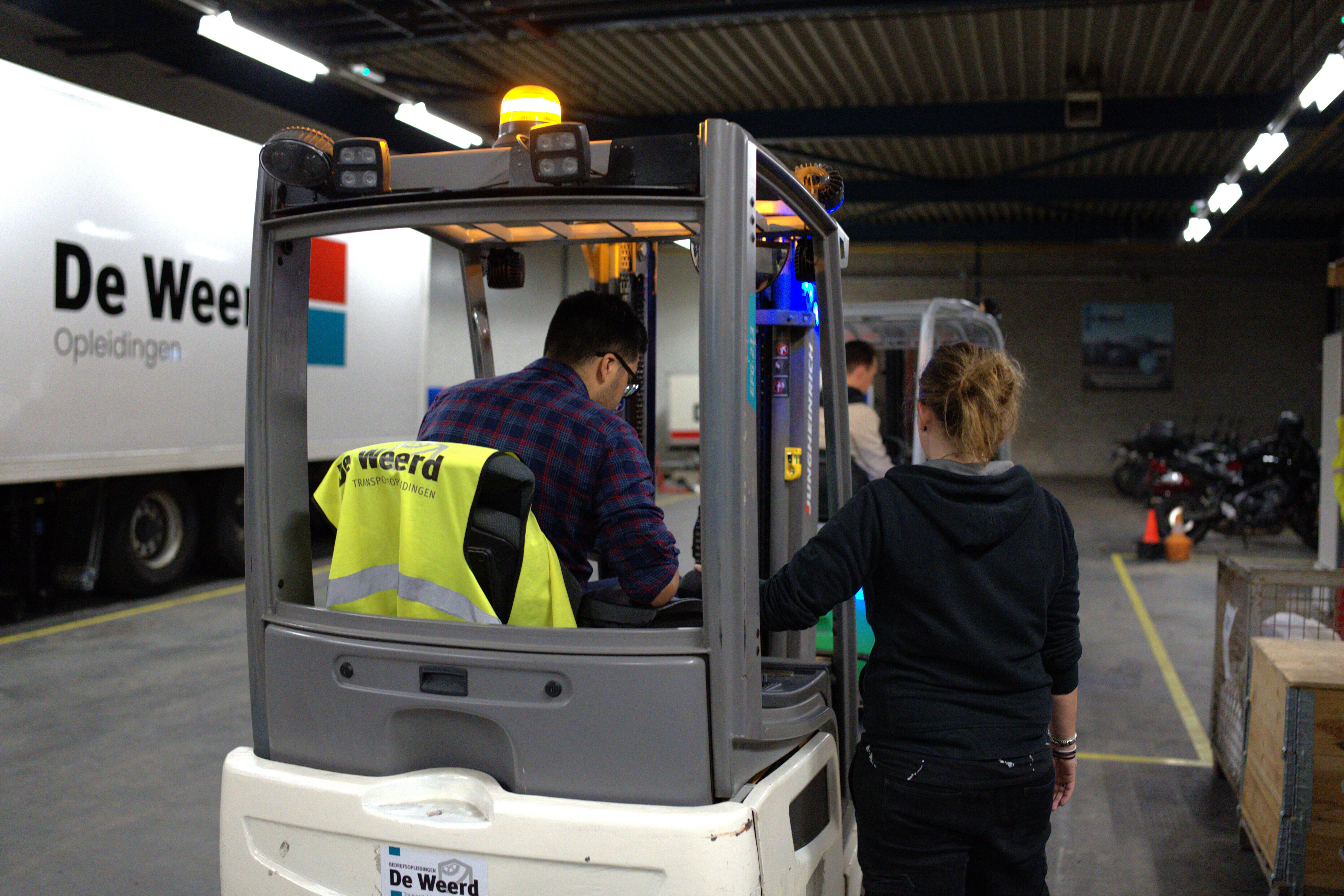 Student in heftruck krijgt hulp van docent