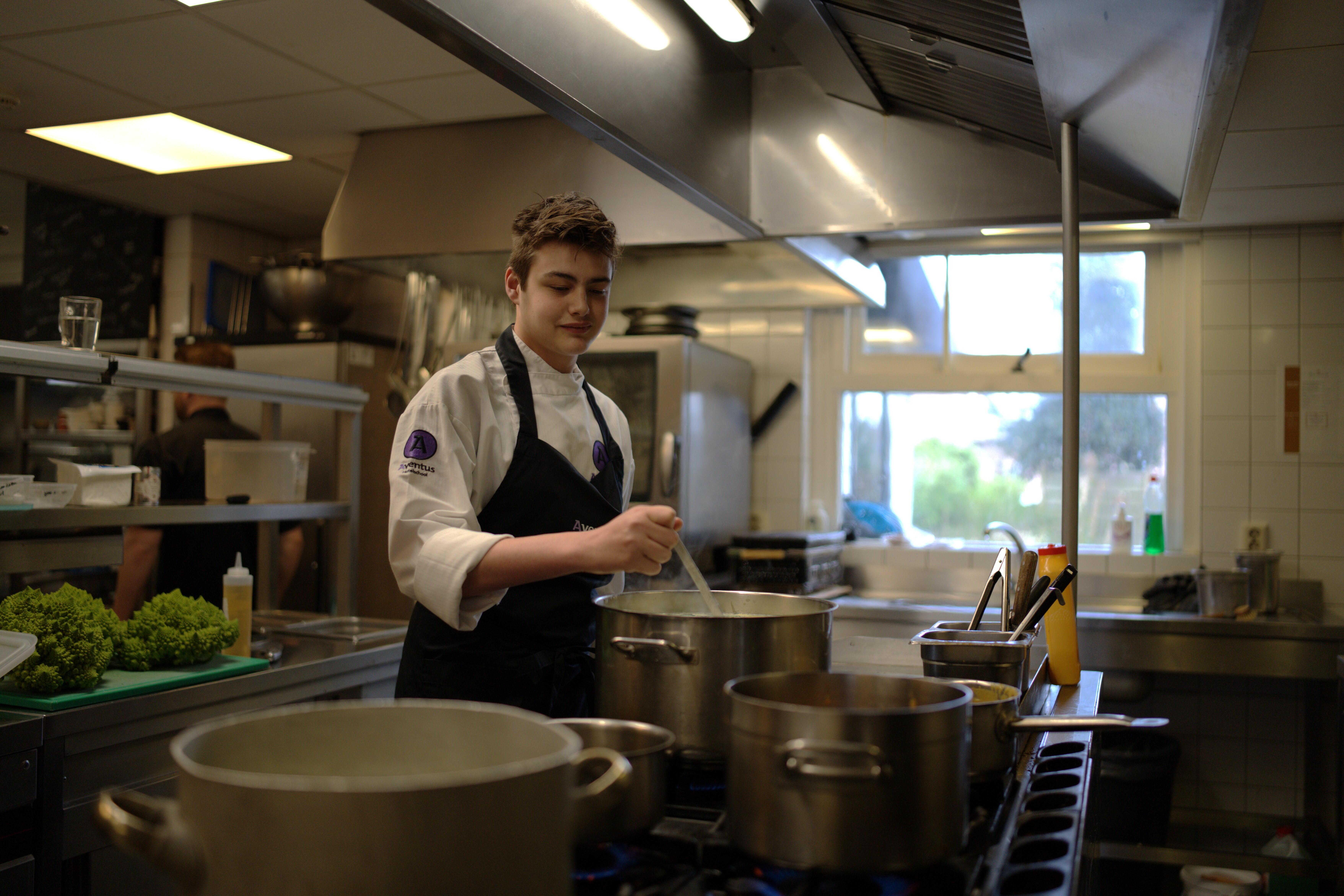 Student in de keuken