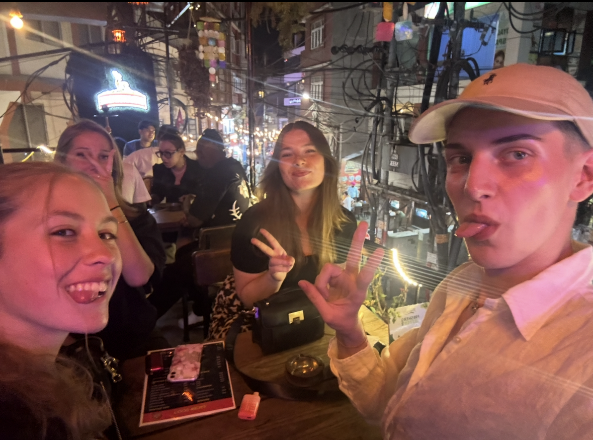 Studenten op reis in Nepal
