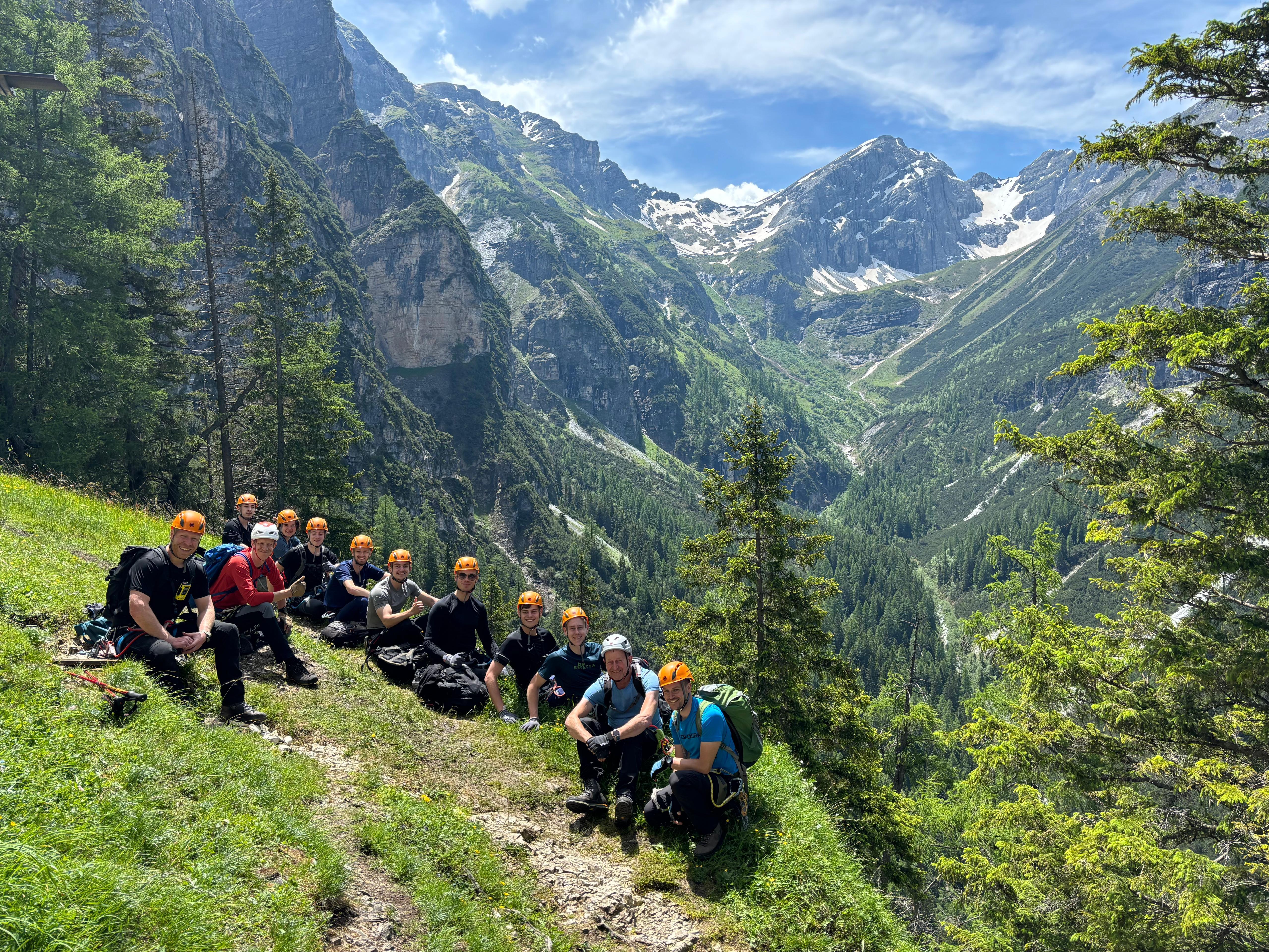 Studenten zittend op een berg 