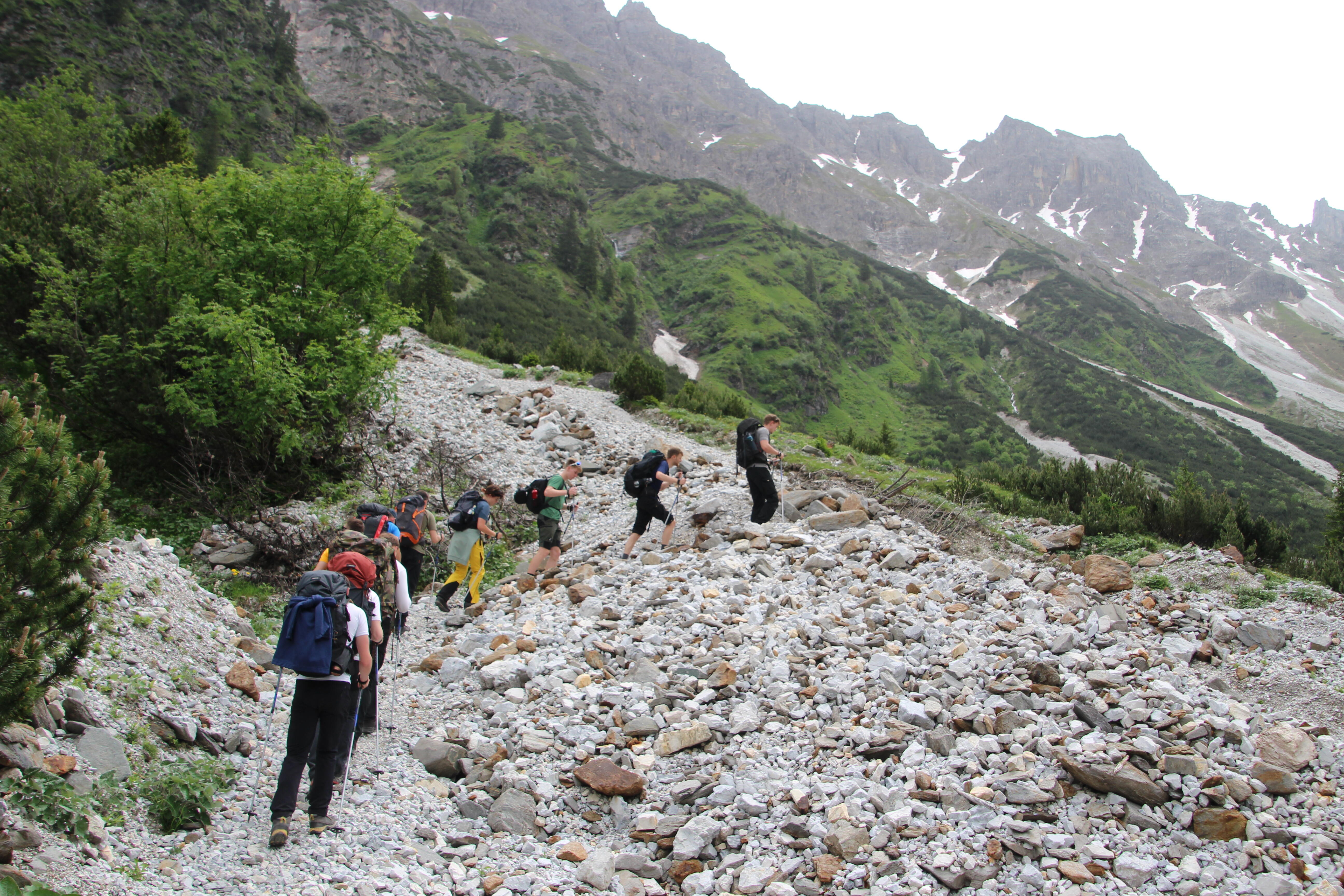 Studenten in een groep die een berg beklimmen