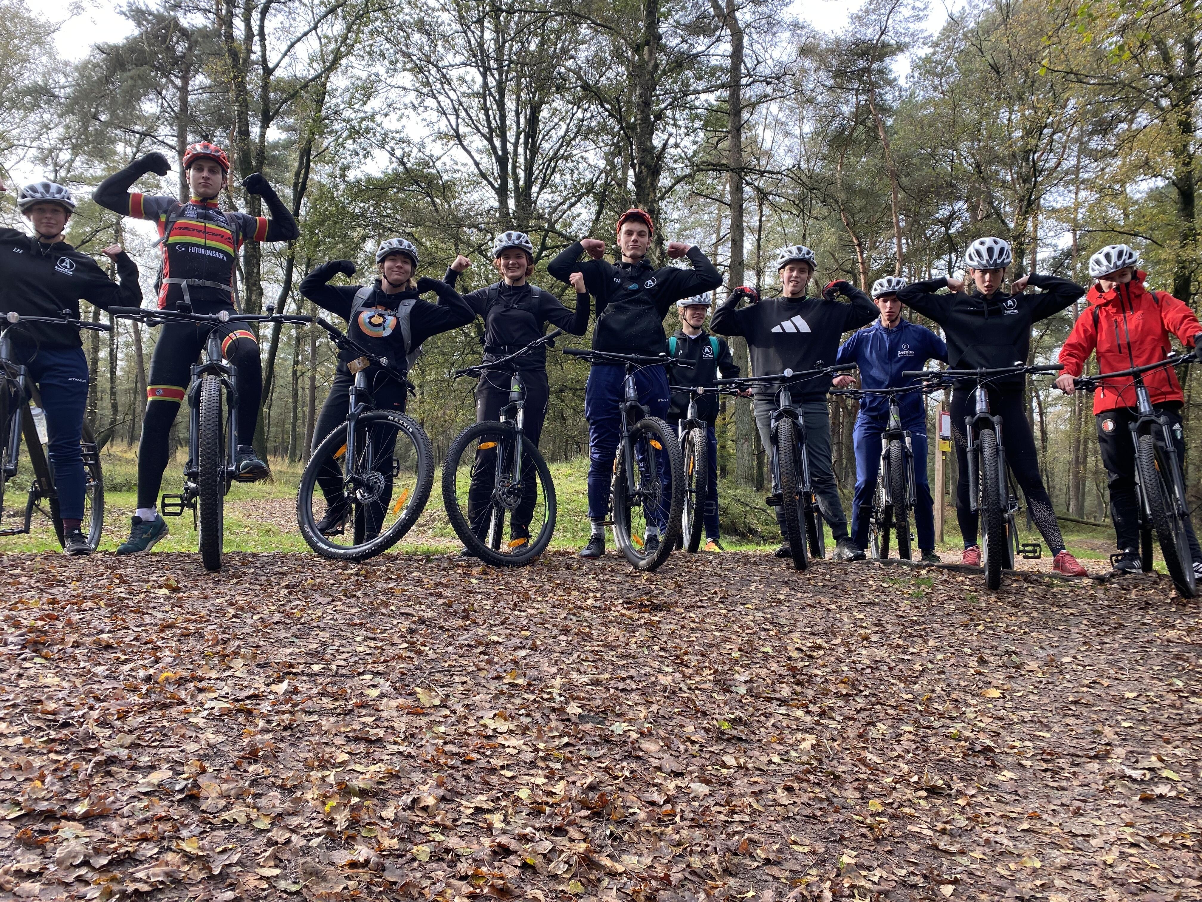 Studenten op mountainbike 