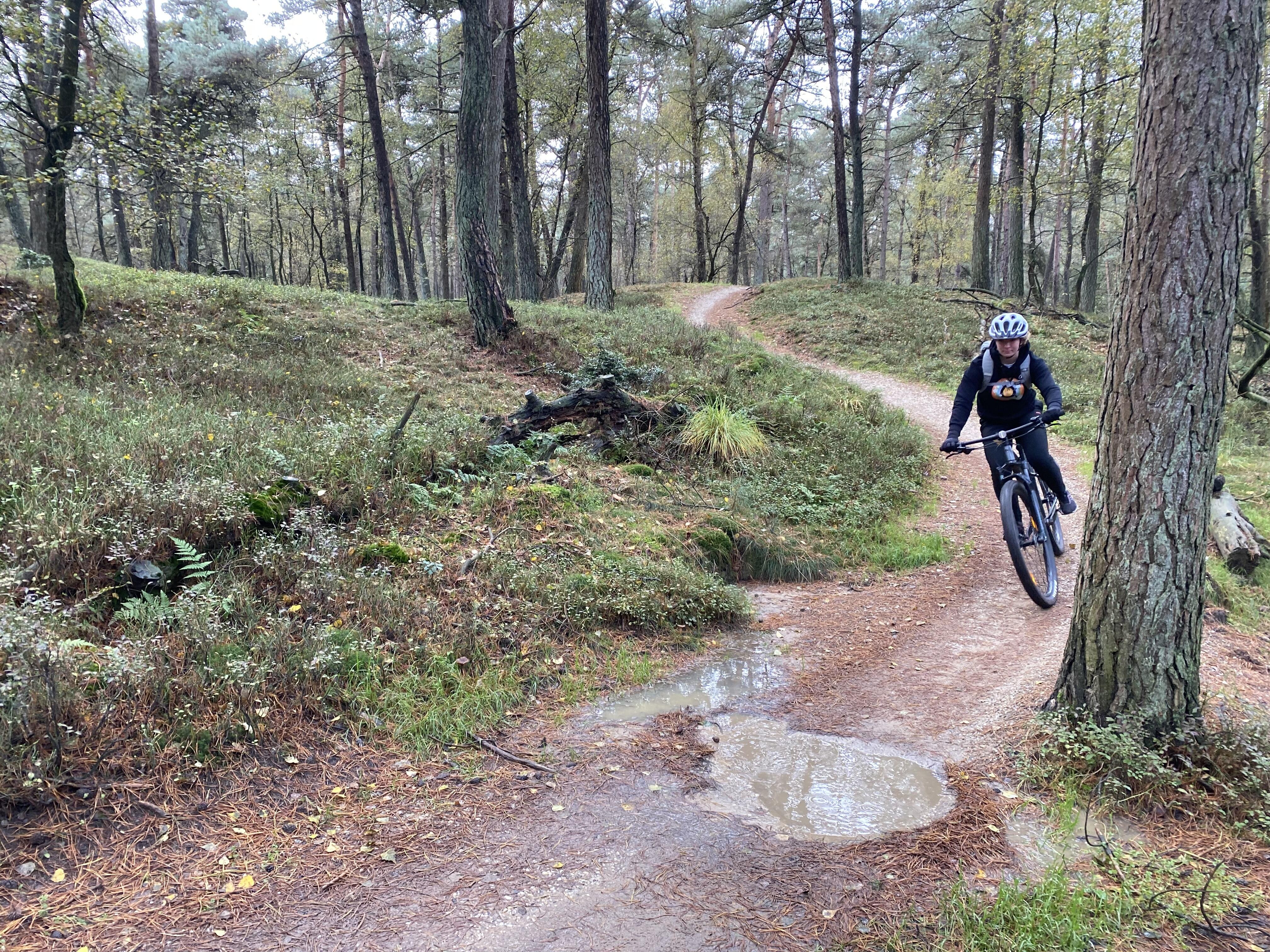 Student die aan het mountainbiken is 