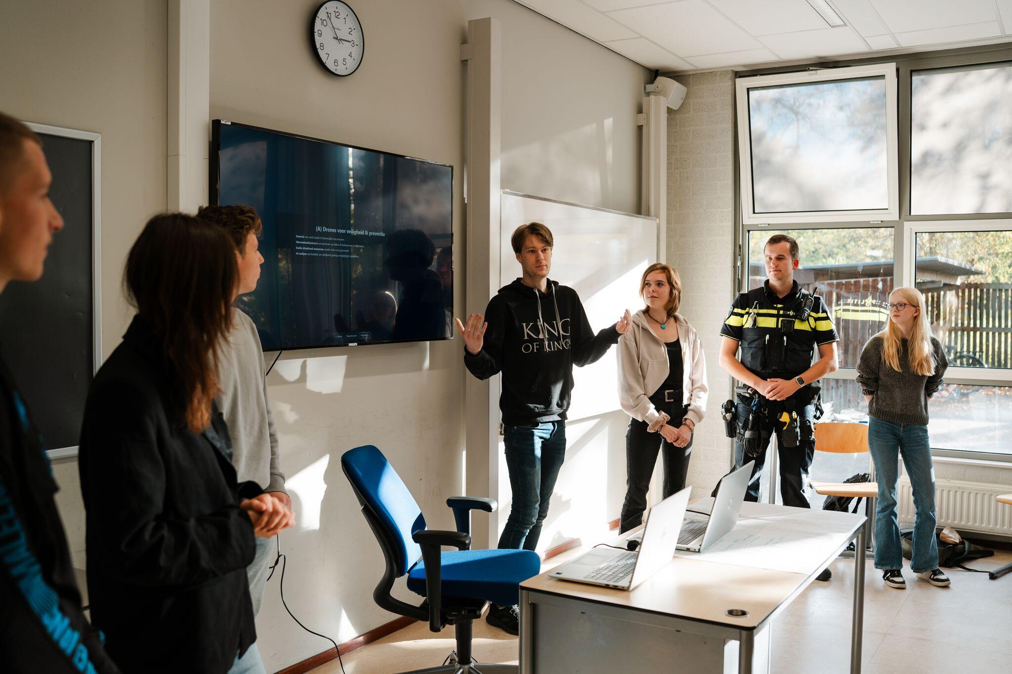 Studenten denken na over drones in 2040 voor de gevangenis (PI) 