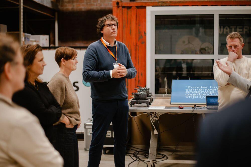 Toehoorders staan in een cirkel in een ruimte