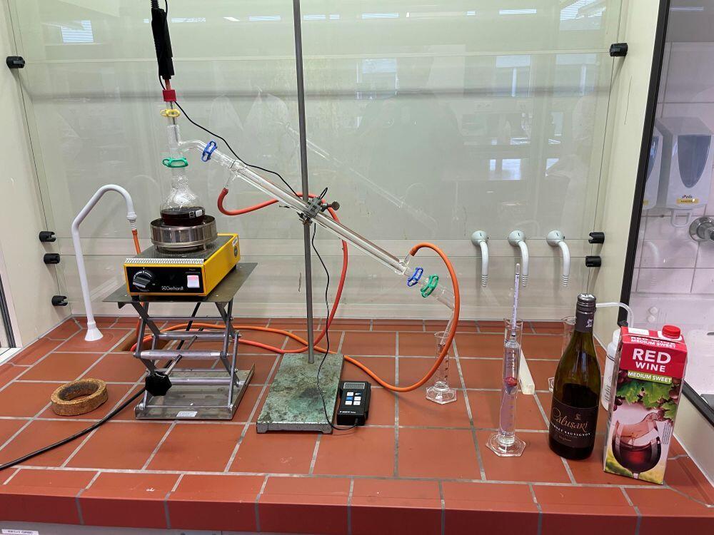 In een zuurkast wordt zoete rode wijn gedestilleerd