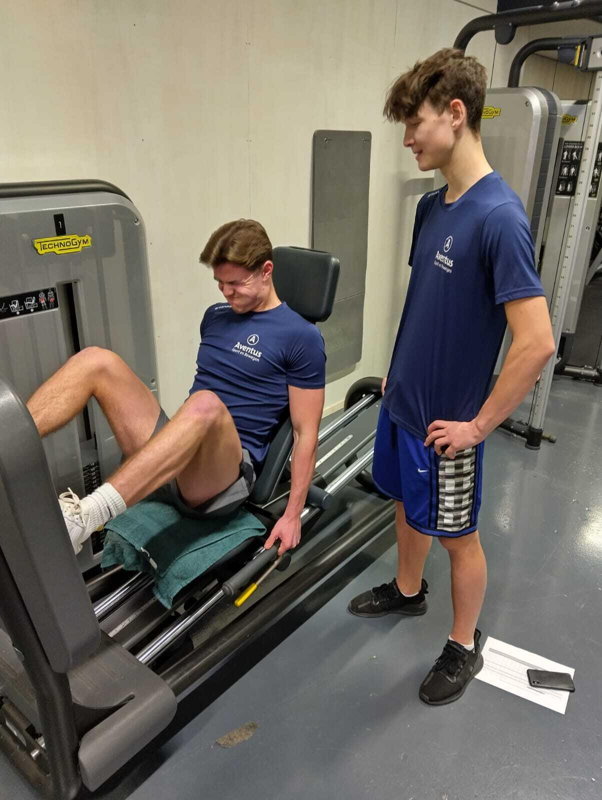 2 studenten leefstijlcoach bij een fitnessapparaat