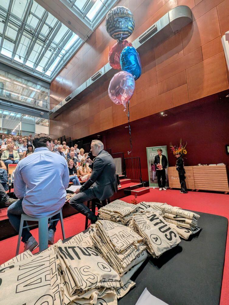 Een geslaagde student wordt in het zonnetje gezet