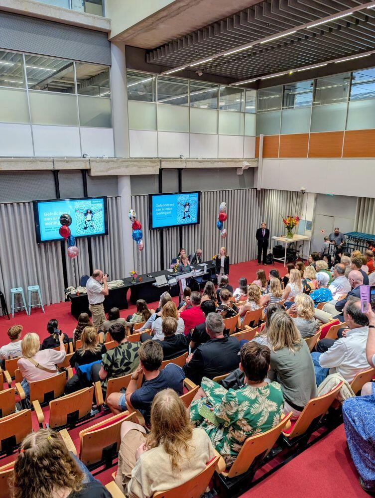 In een vol auditorium worden de diploma's uitgereikt