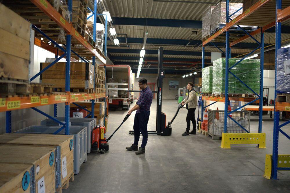 Studenten in een magazijn