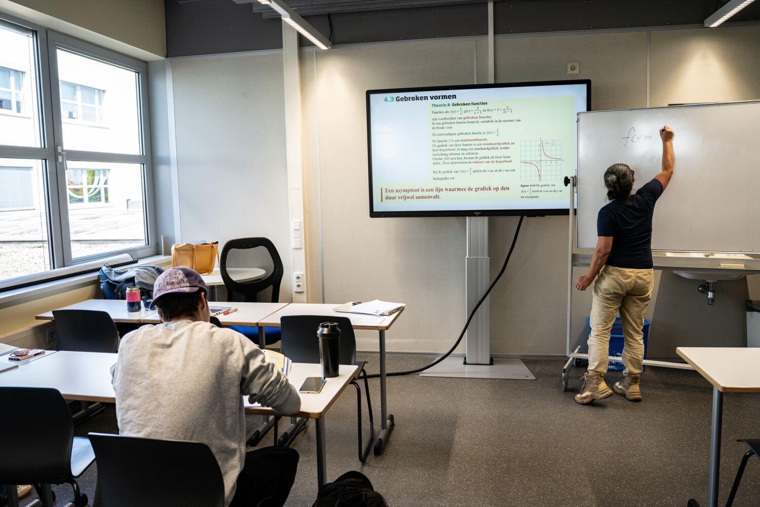 Student zit in de wiskundeklas