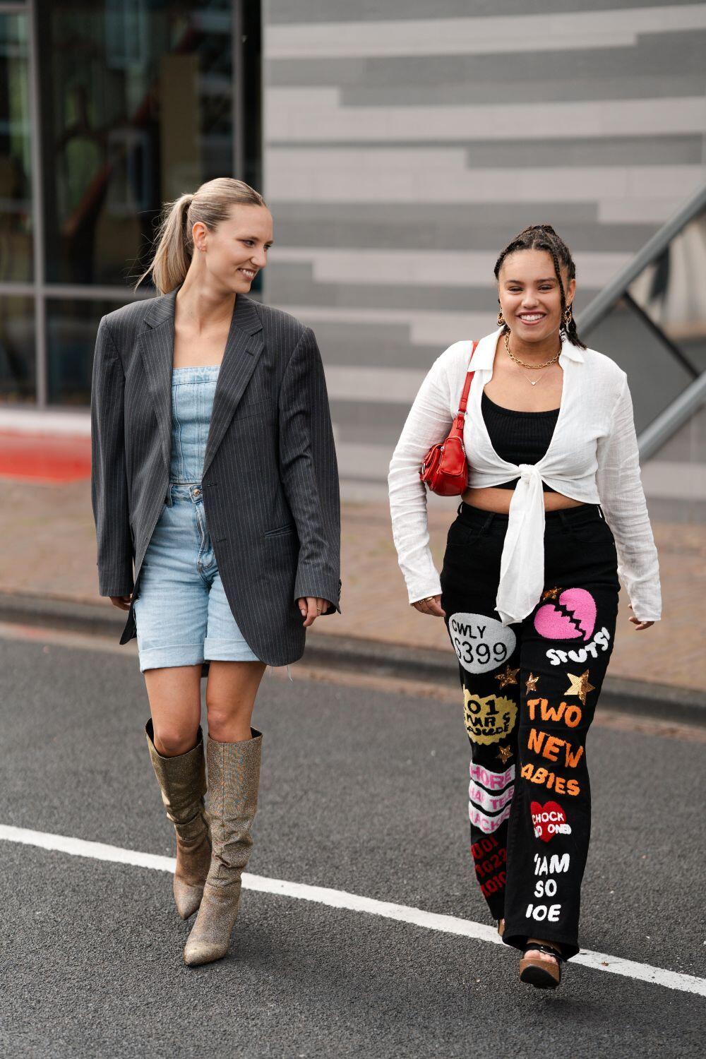Twee dames lopen goed gekleed over straat